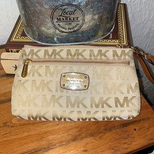 Michael Kors wristlet smoke pet free